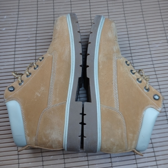 Lugz men\'s sz 11M lace tan ankle boots. 7431. Some flaking on toe-bend. See last main image 8